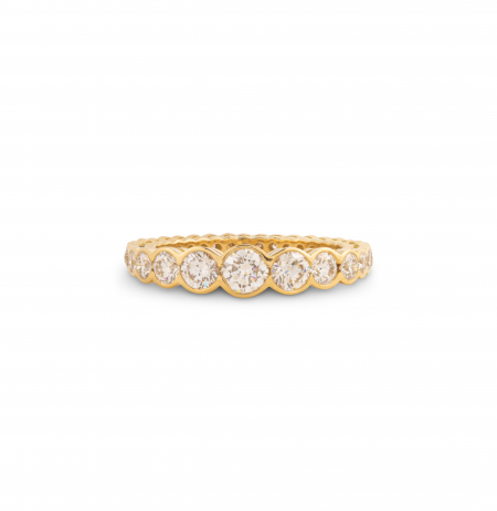 Graduated scallop setting diamond full eternity ring